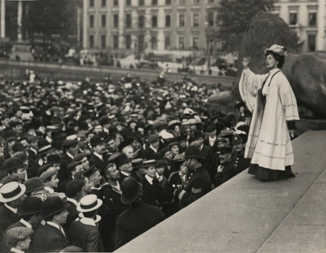 Emmeline-Pankhurst-addressing-a-crowd-in-Trafalgar-Square